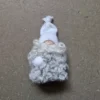 Fårskinnstomte, vit med snöboll