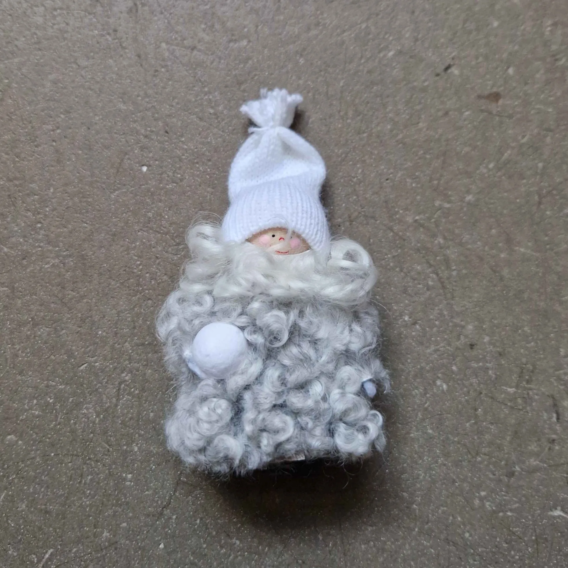 Fårskinnstomte, vit med snöboll
