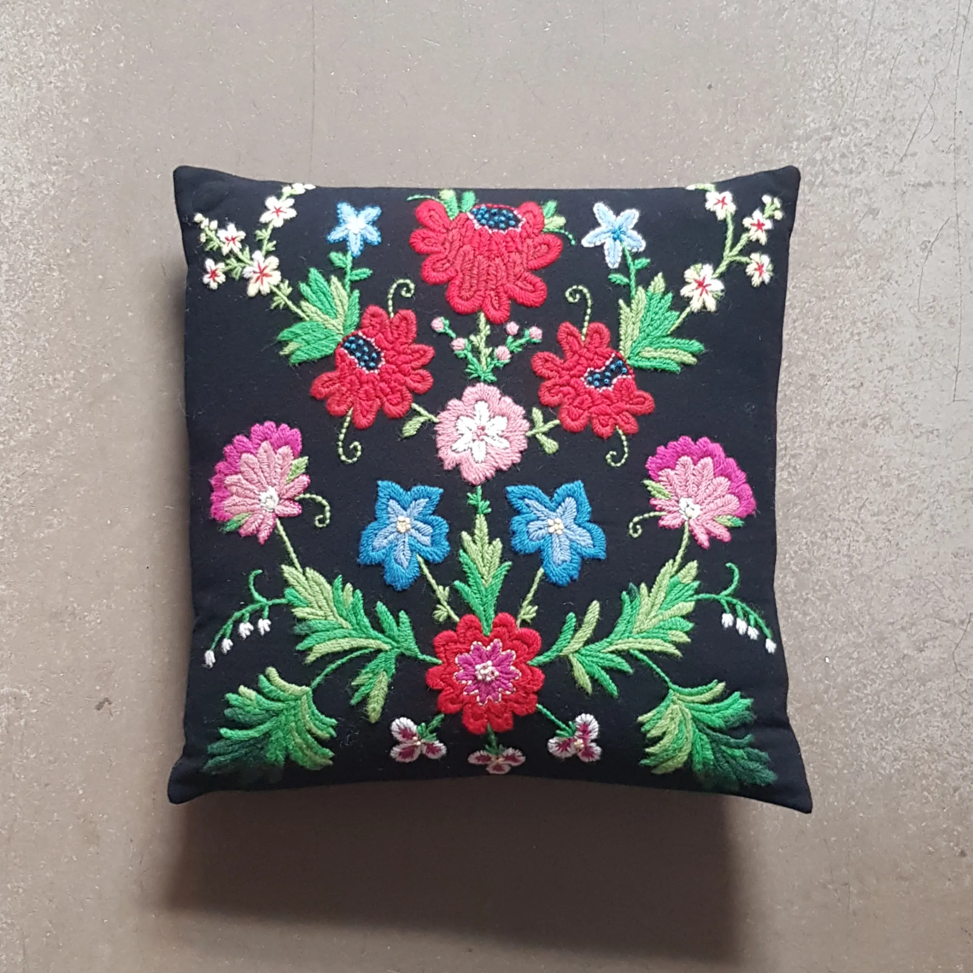 Hagen svart, broderikit