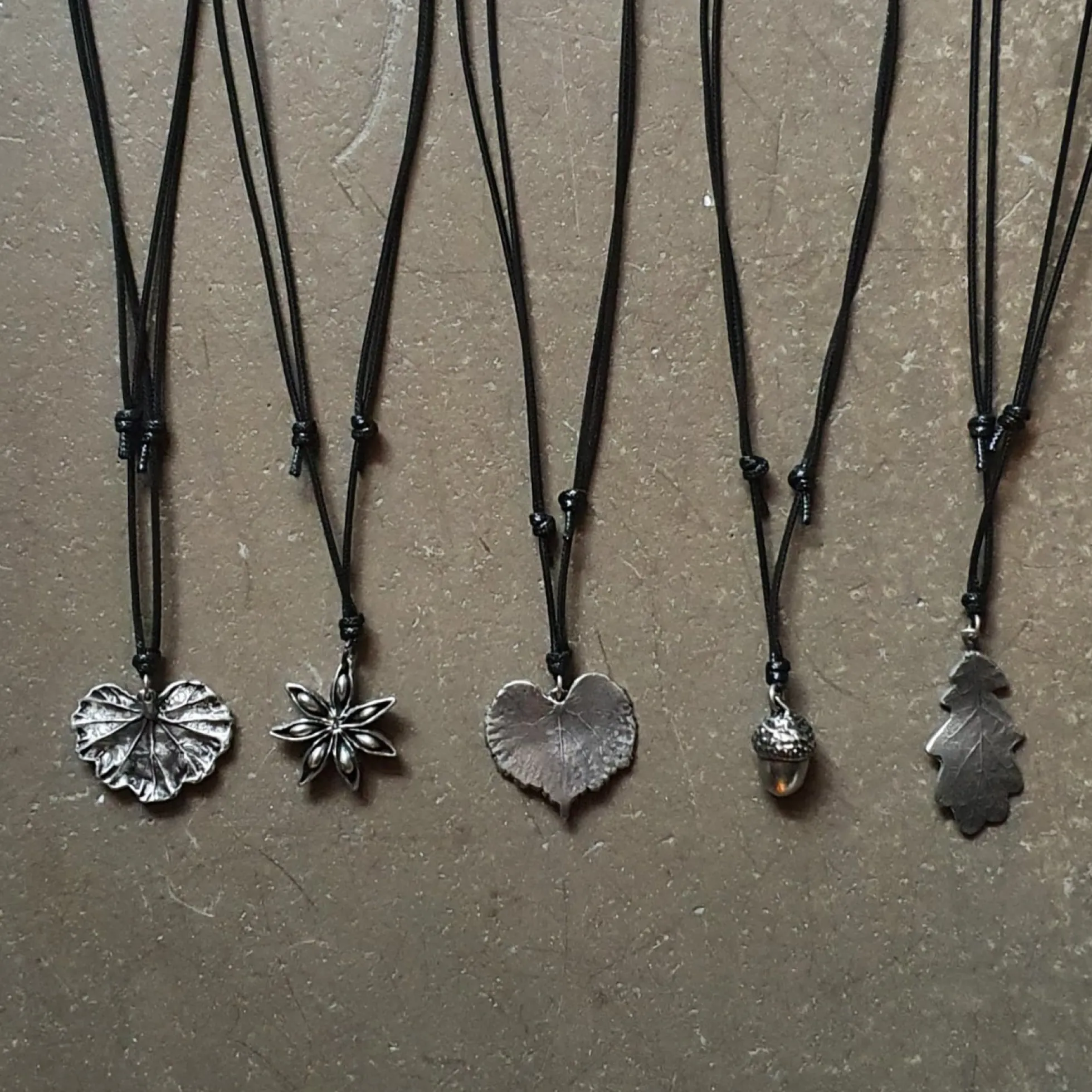 Halsband i tenn