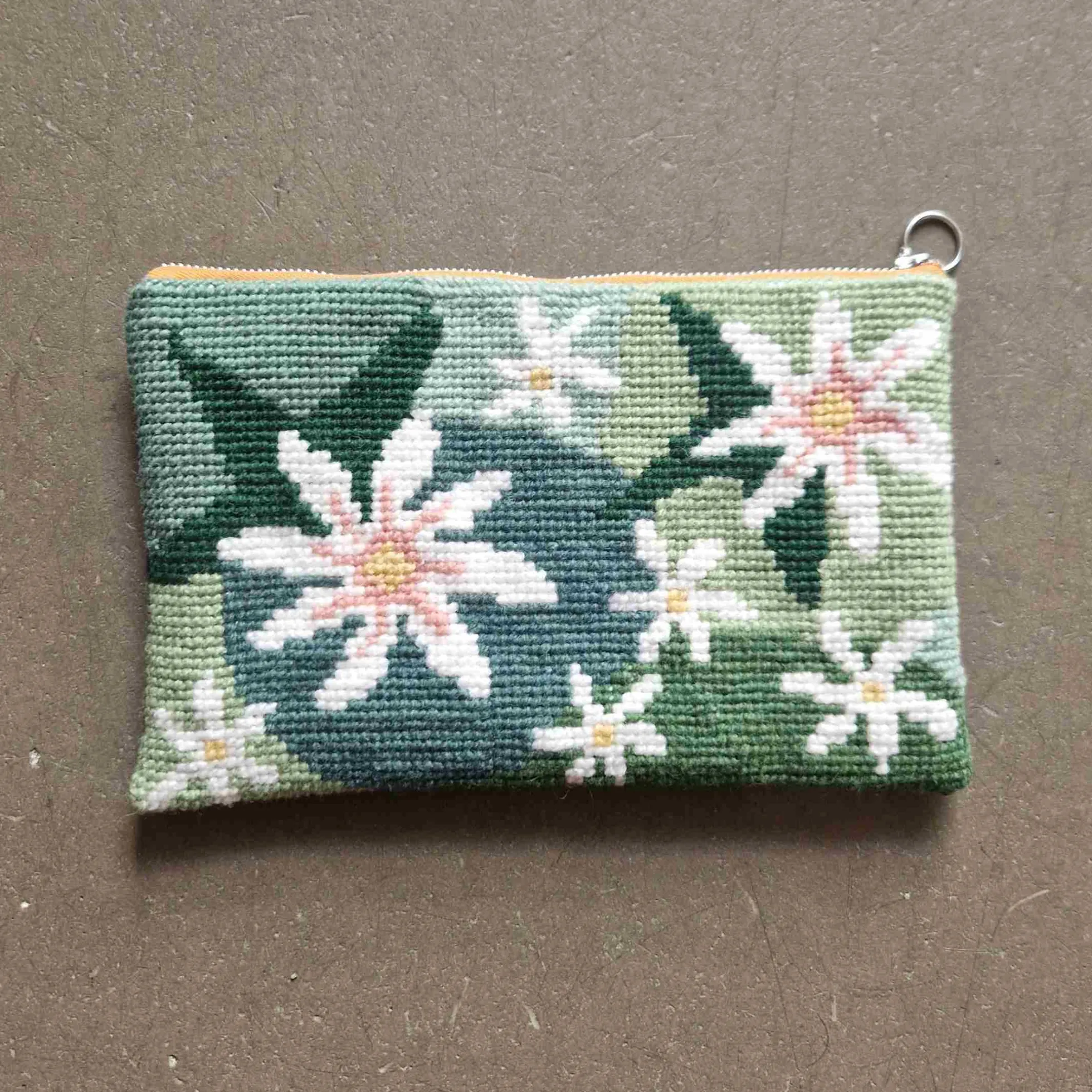 Jennys Vitsippa börs, broderikit