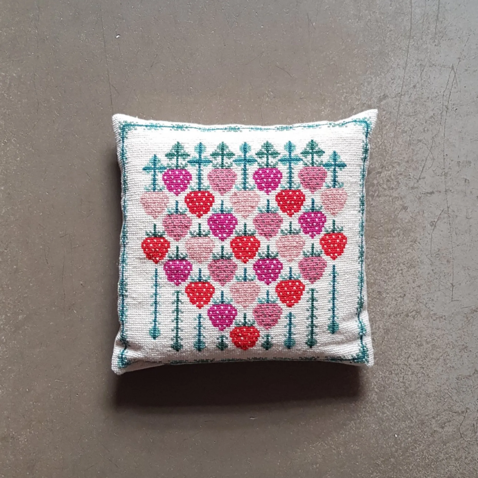 Jordgubbar, broderikit