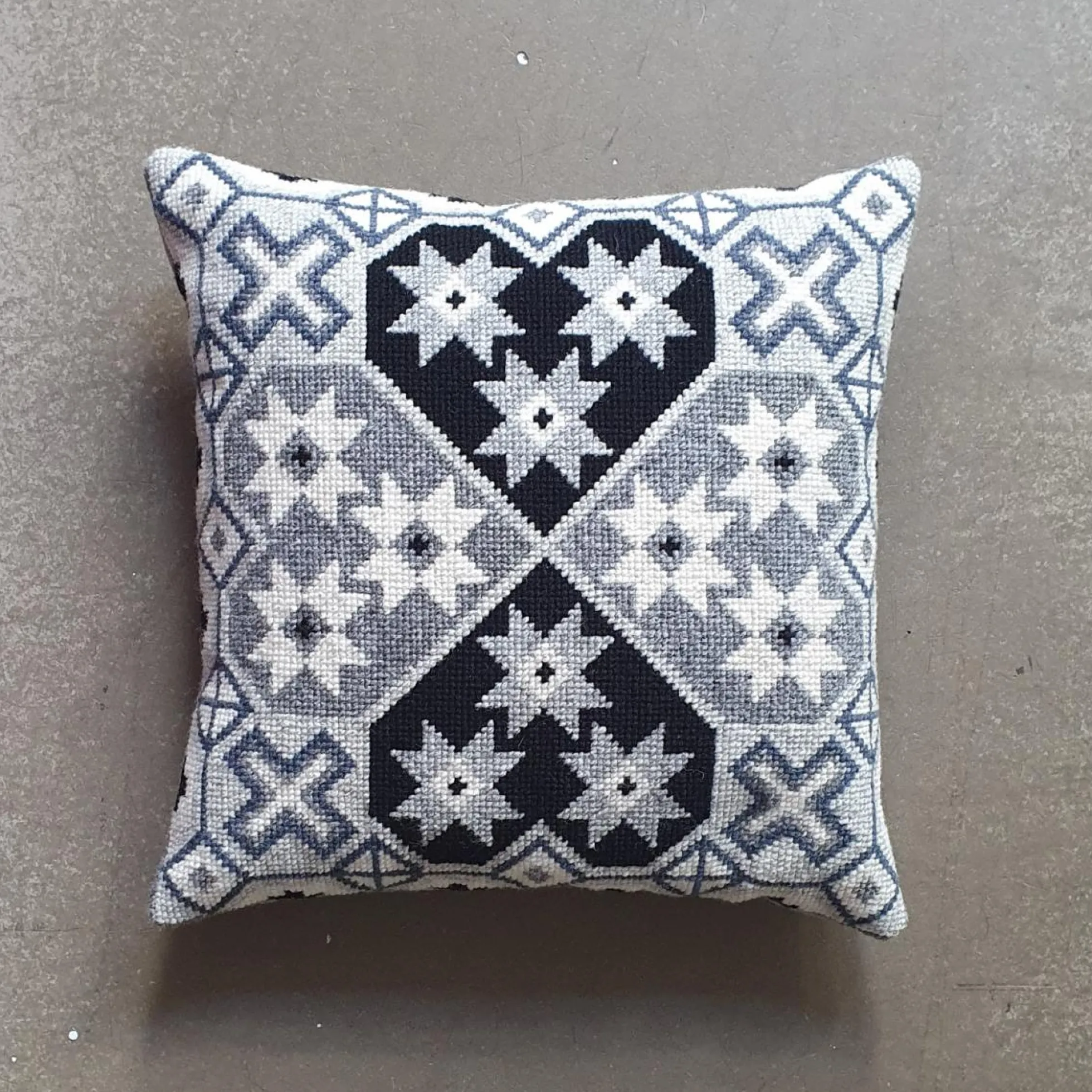 Lillis Hjärtan grå, broderikit