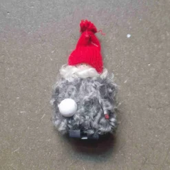 Pälstomte med snöboll