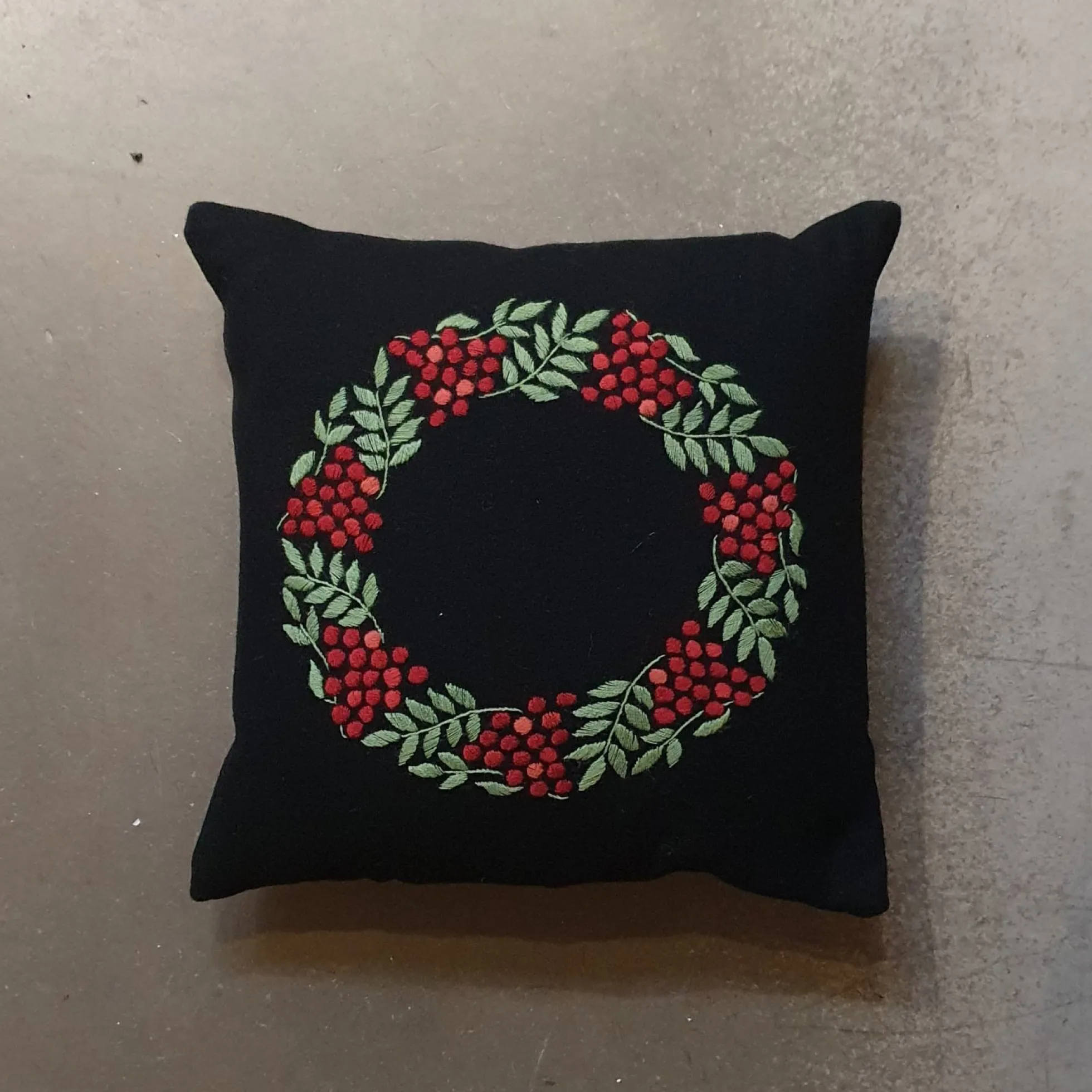 Rönnbär, broderikit