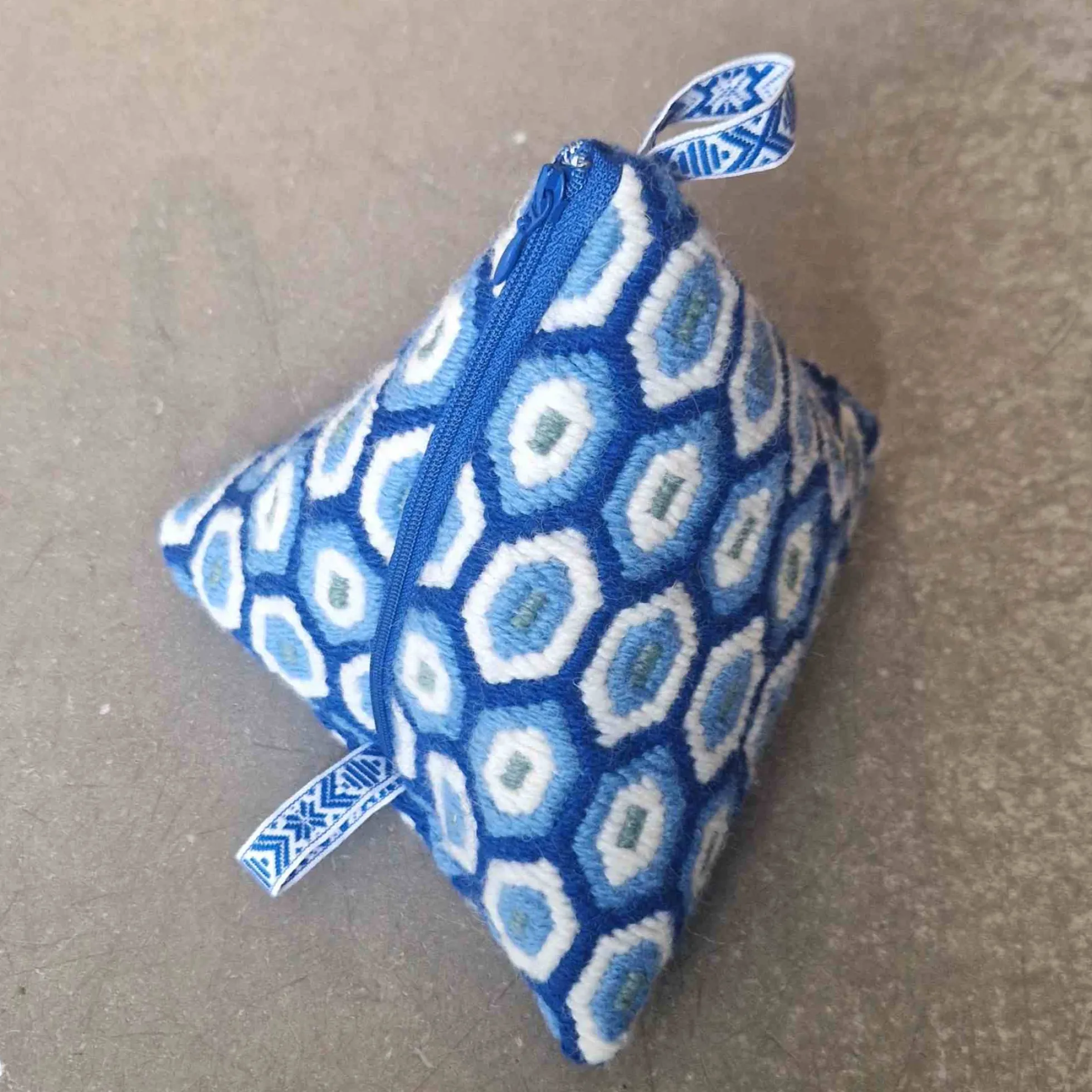 Sommarbroderi 2026 – Safir