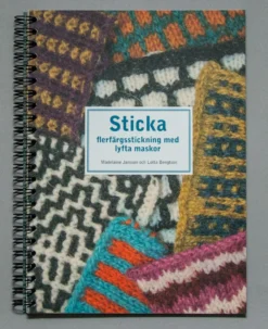 Sticka flerfärgsstickning med lyfta maskor