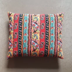 1800-talskudde med bårder, broderikit