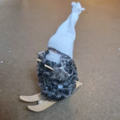 Tomteflicka på skidor